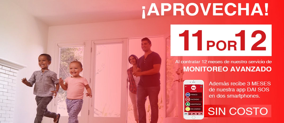 Familia entrando a su casa junto al anuncio de 11 por 12 en monitoreo avanzado con 3 meses de app DAI SOS sin costo