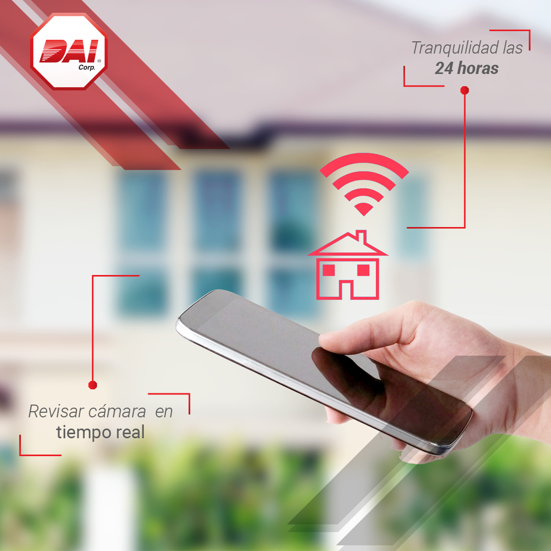 Mano con celular controlando la casa a distancia y revisando la cámara en tiempo real