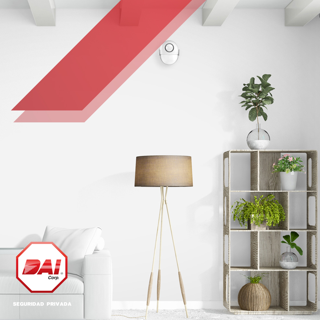 Sala minimalista blanca con lámpara, repisa con plantas y sensor en el techo