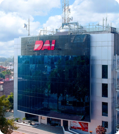 Edificio corporativo de DAI en Guadalajara con fachada de cristal y logotipo en la azotea