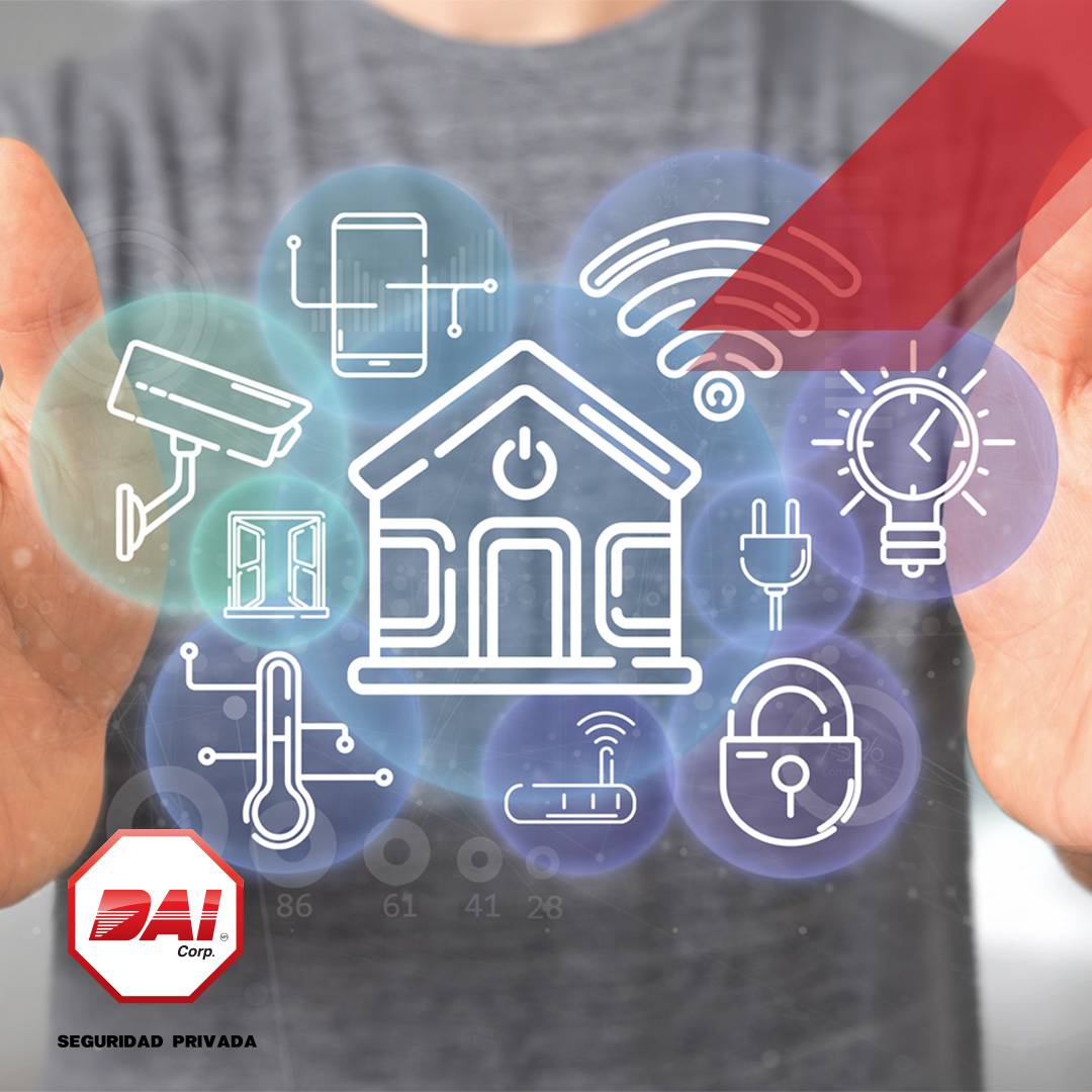 Manos con íconos de casa inteligente: cámara, candado, wifi, temperatura e iluminación
