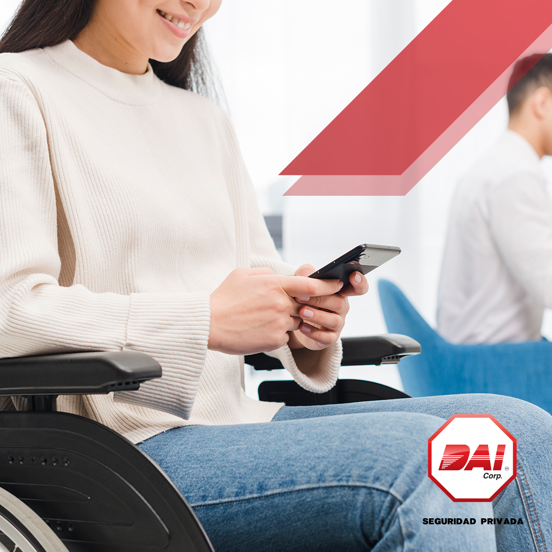 Mujer en silla de ruedas usando su celular para controlar la domótica de su casa