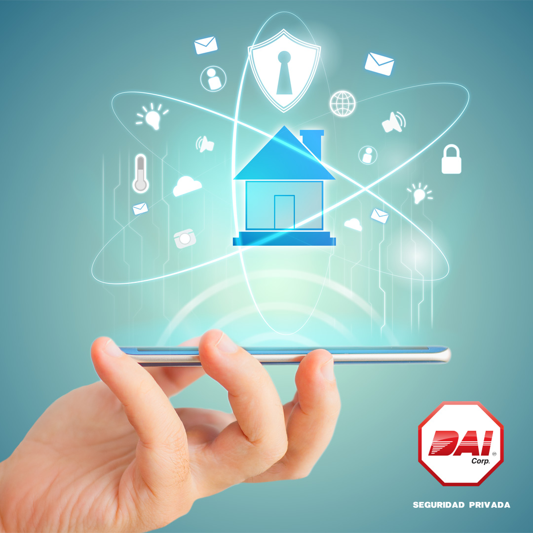 Celular proyectando una casa con escudo de seguridad rodeada de sensores conectados