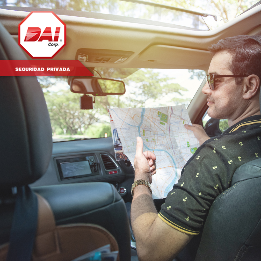 Pasajero con mapa en el asiento de un taxi ejecutivo haciendo señal de aprobación