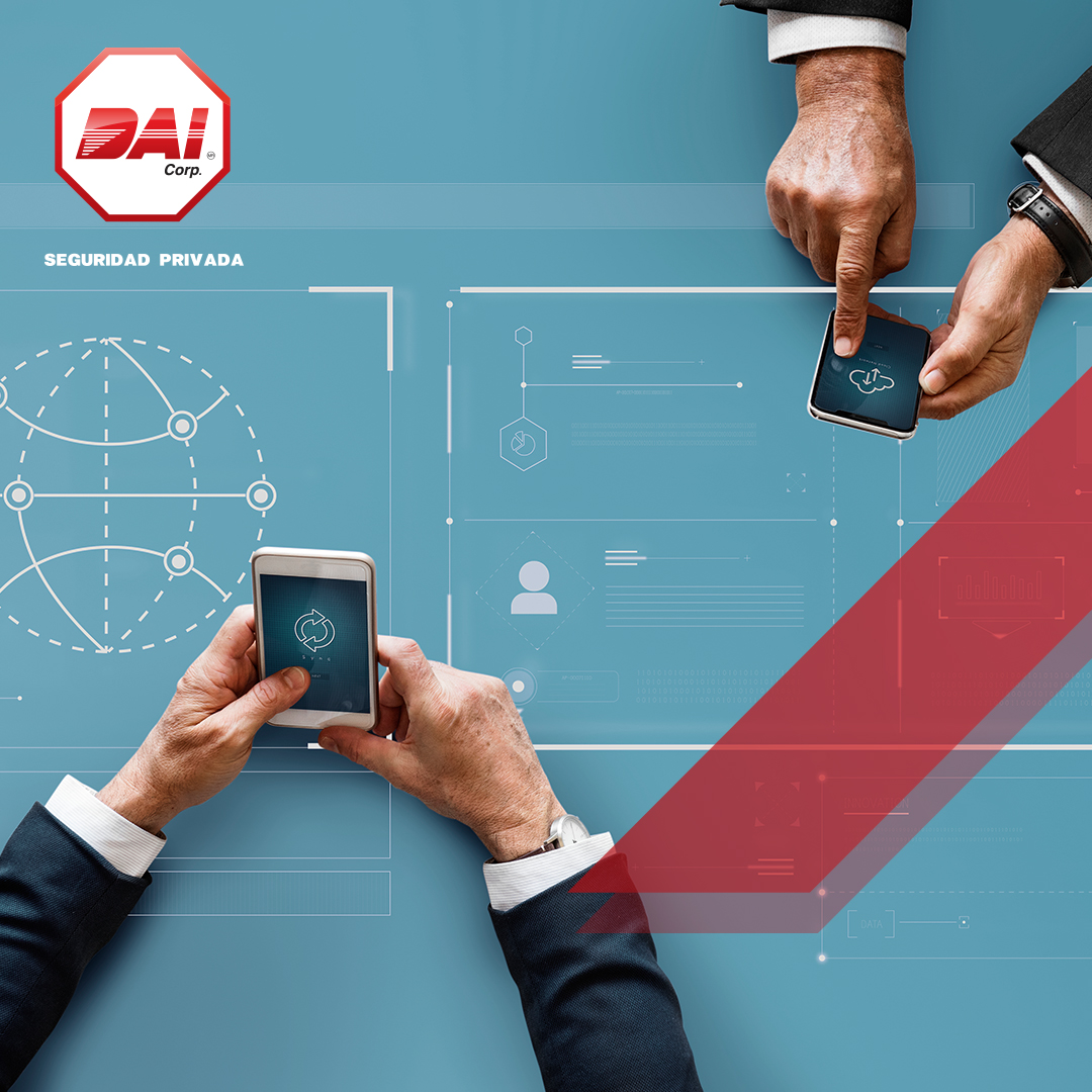 Dos personas con celulares sobre una interfaz digital de vigilancia y geolocalización